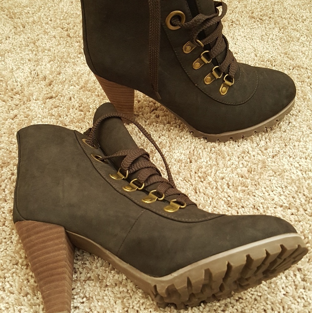 Cute brown lace up boots as 6.5